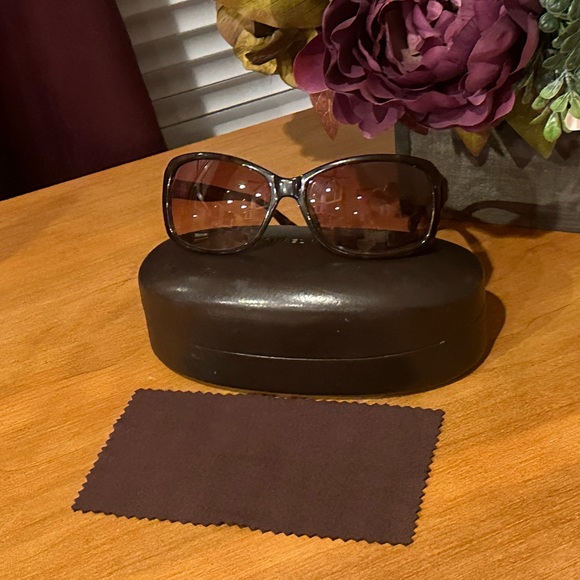 (SOLD) Michael Kors Tortoise Sunglassed - Picture 2 of 8